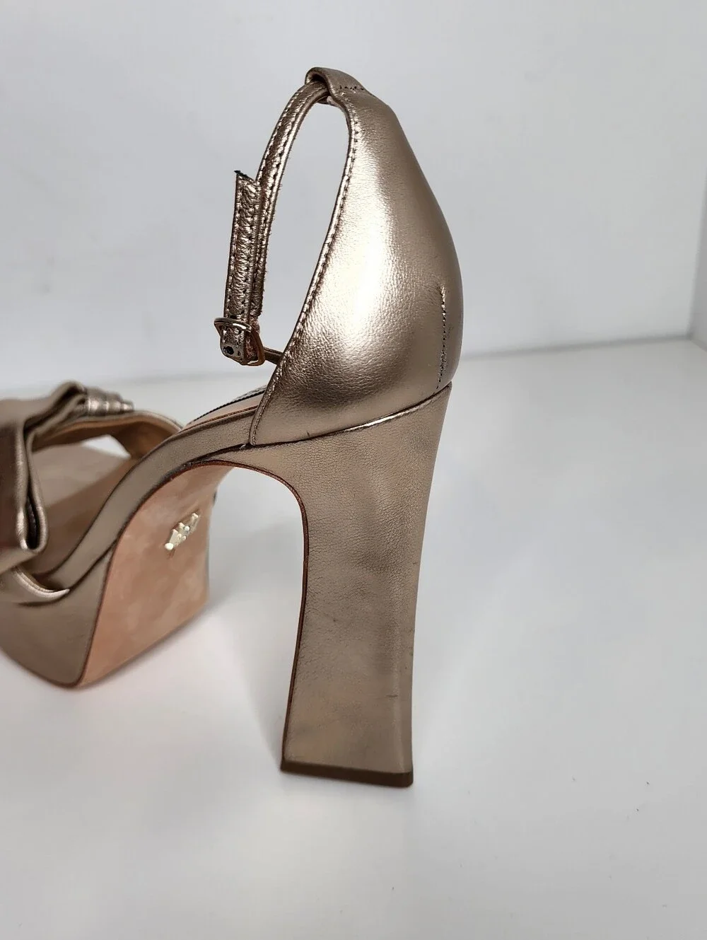 Badgley Mischka Alora Metallic Gold Bow Platform Sandals Size 9